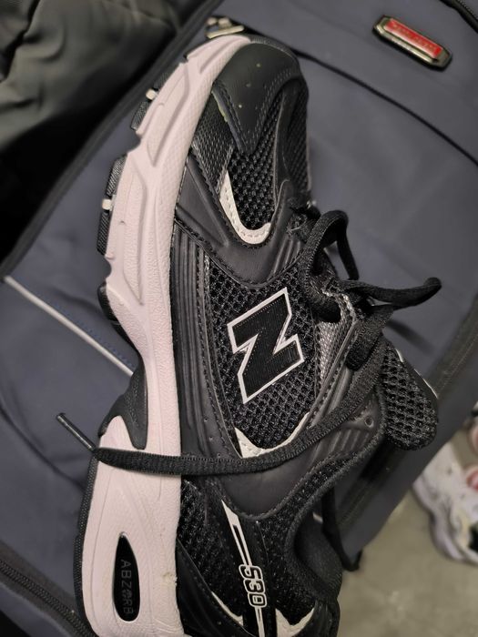 Tênis pretos tamanho 38 e tamanho 39