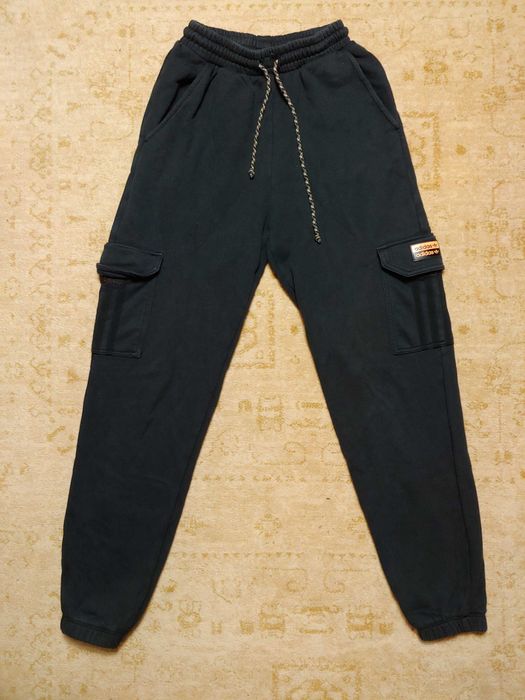 Damskie spodnie dresowe cargo Adidas