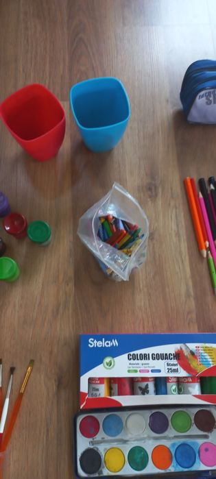 Akcesoria plastyczno-techniczne kredki farby