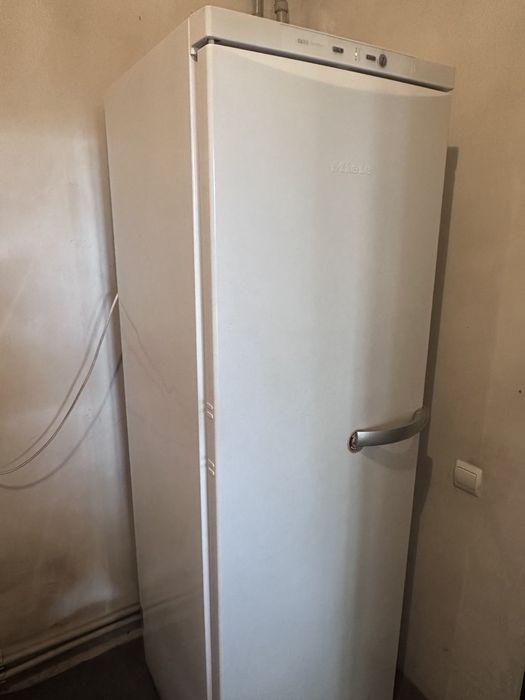 Морозильна камера Miele