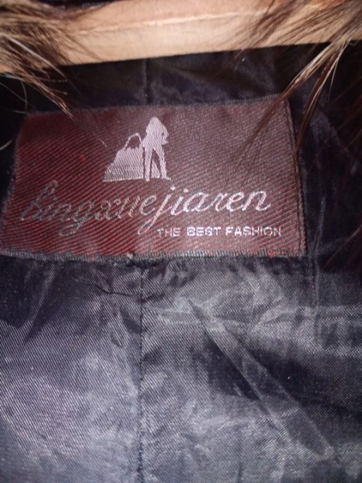 Женская черная куртка размер 52;воротник-капюшон с чернобурки;