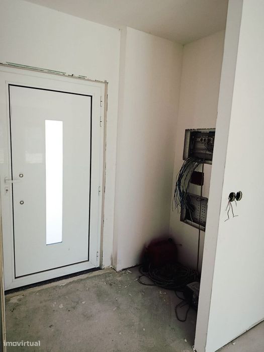 Moradia T2+1 - Reconstrução integral fase de acabamentos - Ervedeira