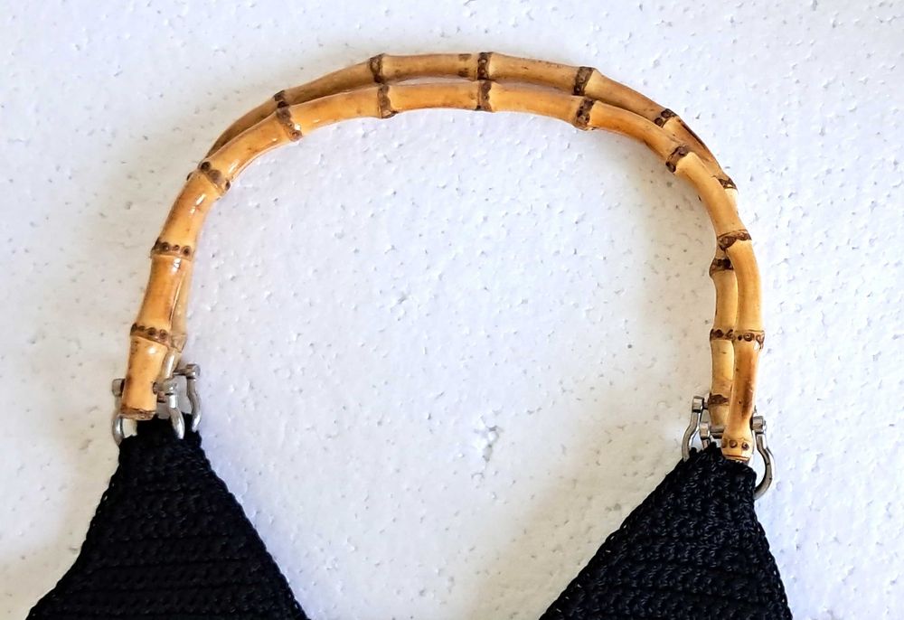 Unikatowa czarna pleciona torebka z haftami i bambusowymi uchami