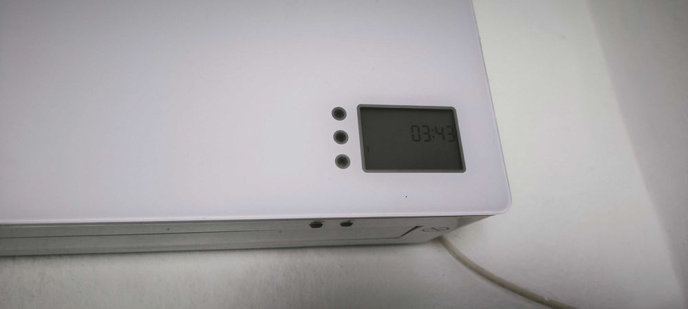 Estante e aquecedor elétrico da parede