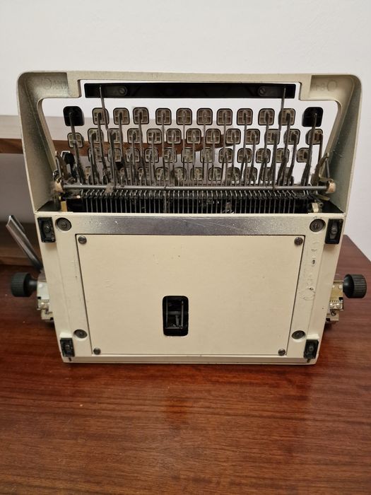 Maszyna do pisania Predom Łucznik 1330