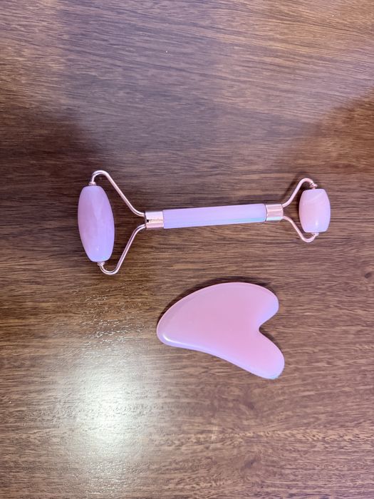 Kit Rolo Facial + Gua Sha Quartzo Rosa - Como Novo