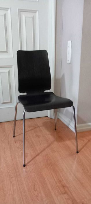 Mobília/ Cadeira preta com seminova