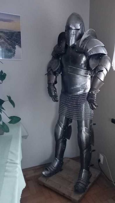 Zbroja rycerska pełna cała na manekinie