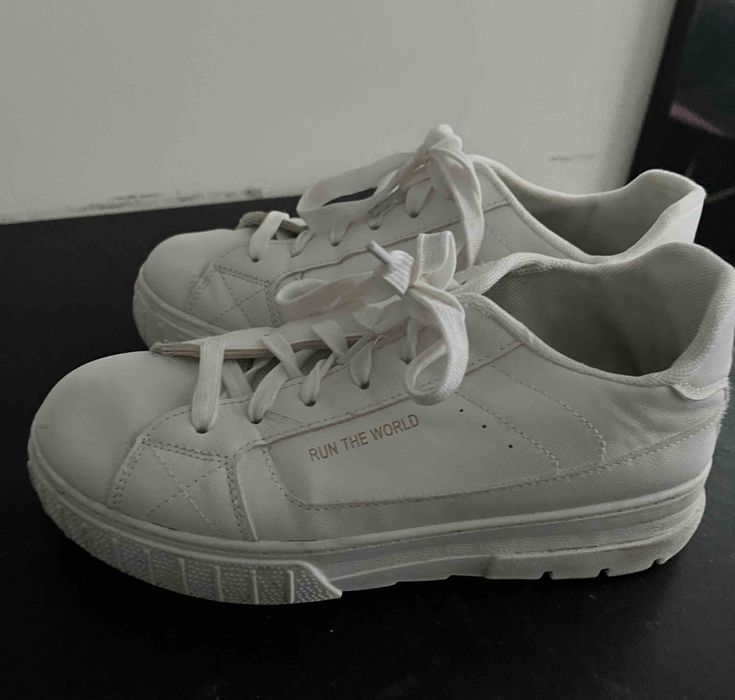 Продам кросівки жіночі,розмір 37.