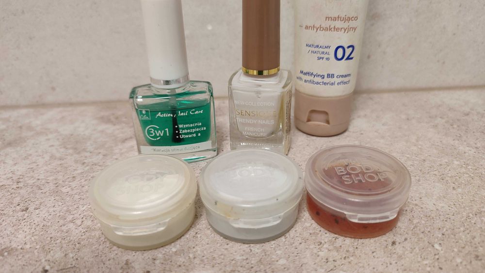 Lakiery do paznokci, odżywki AVON, EVELINE