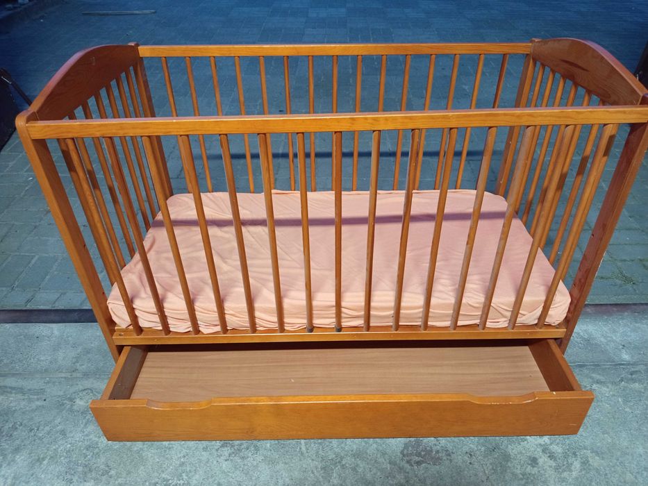 Drewniane łóżeczko z szufladą