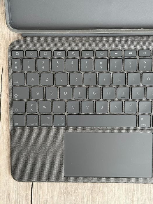 Чохол-клавіатура Logitech Combo Touch для iPad Pro 11 (920-010144)