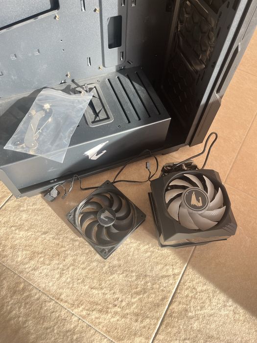 Caixa ATX Gigabyte Aorus C300 GlassRGB com janela preta