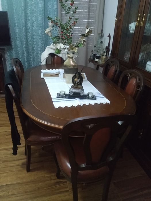 Móvel de sala, mesa e cadeiras