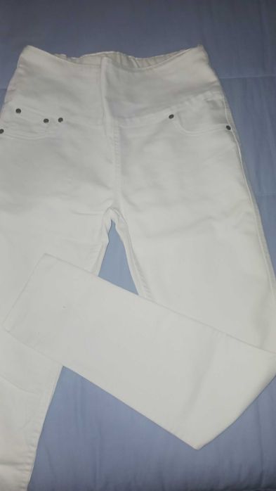 Calças brancas de sarja