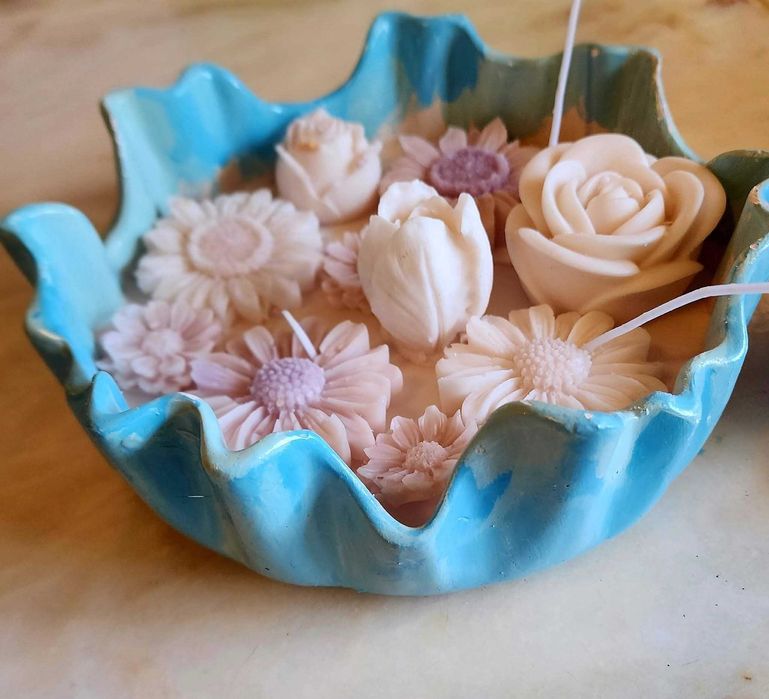 Vela artesanal com flores em taça azul | Feito à mão em Portugal