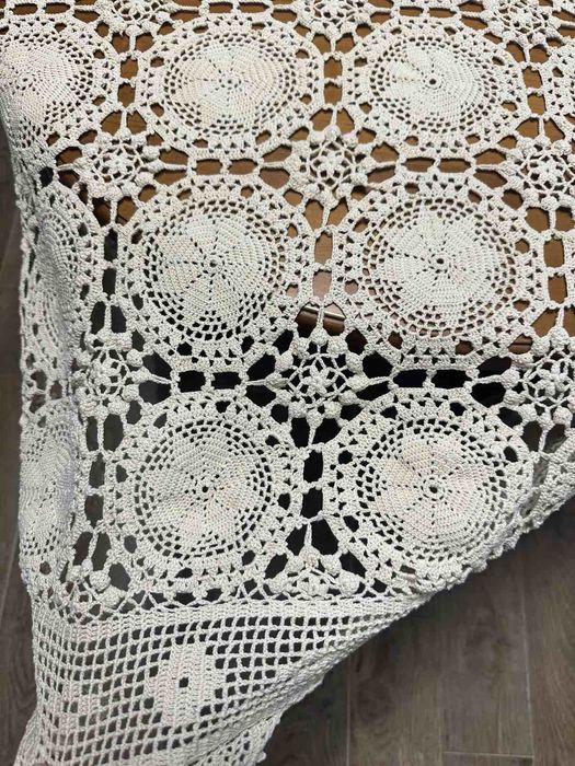 Ажурна в'язана скатертина ручної роботи
