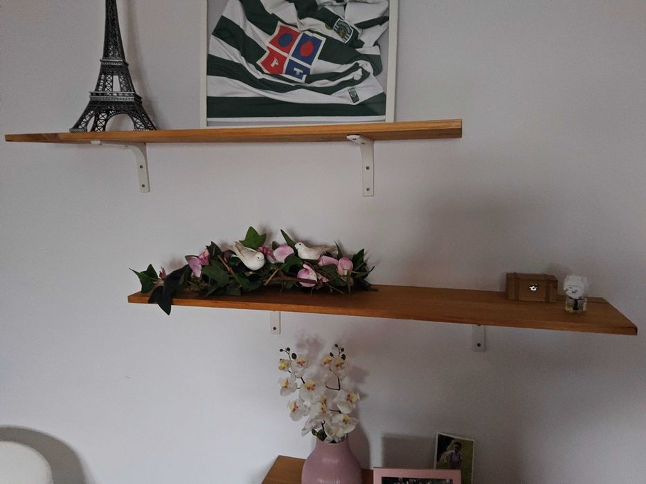 Prateleira de madeira com suporte branco