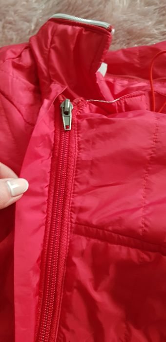 Little Sun czerwona lekka kurtka z odpinanym kapturem regulacja w pasi