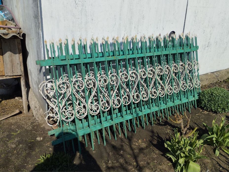 Готовий зварений металевий паркан 9 секцій по 2 м кожна.