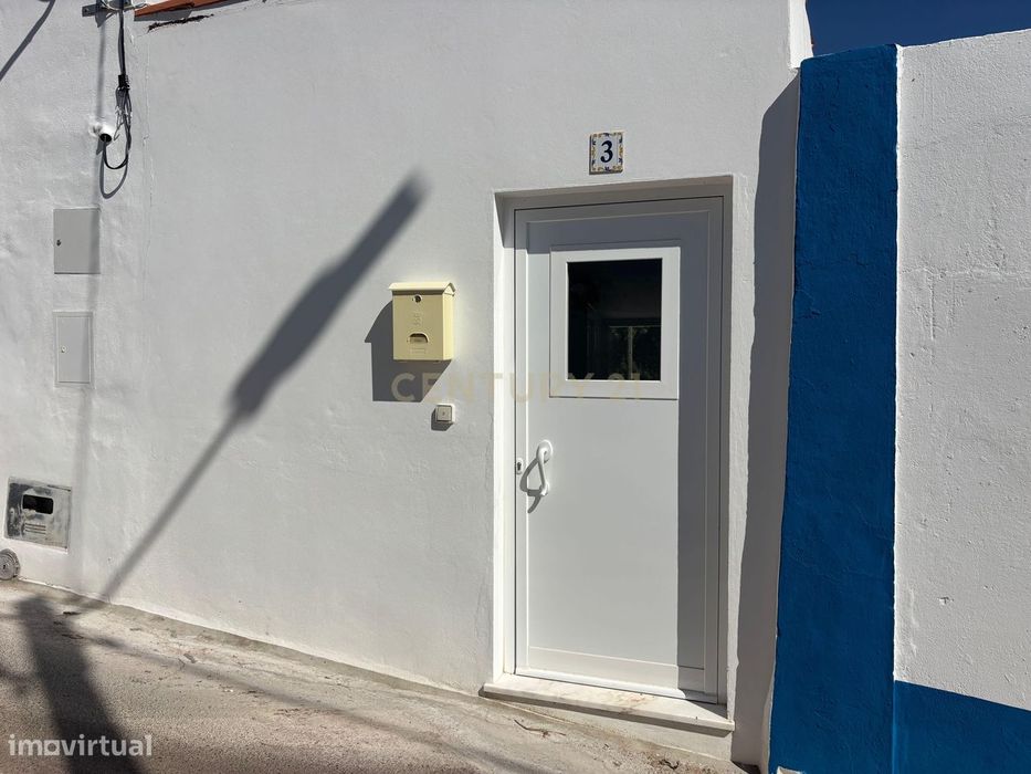 Moradia T2 renovada com estúdio independente e estacionamento | A 5 km