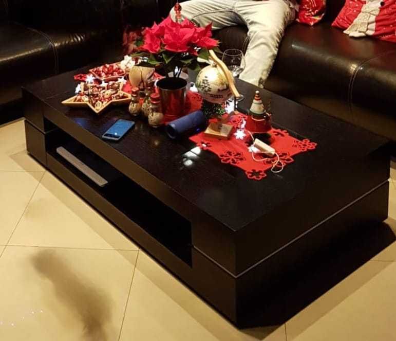 Stół kawowy w kolorze ciemnego brązu