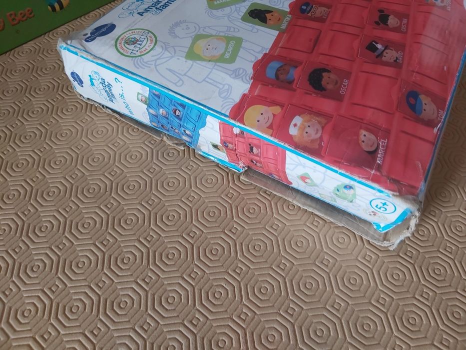 Who is ? Quem é?  Jogo tabuleiro