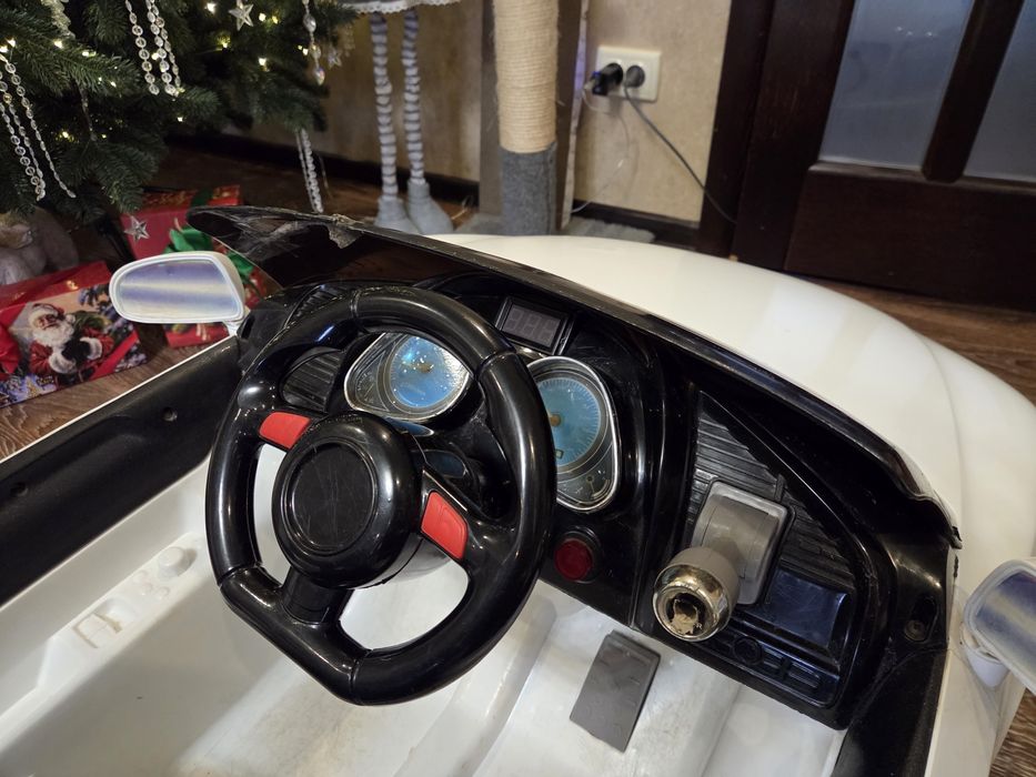 Дитячий електромобіль