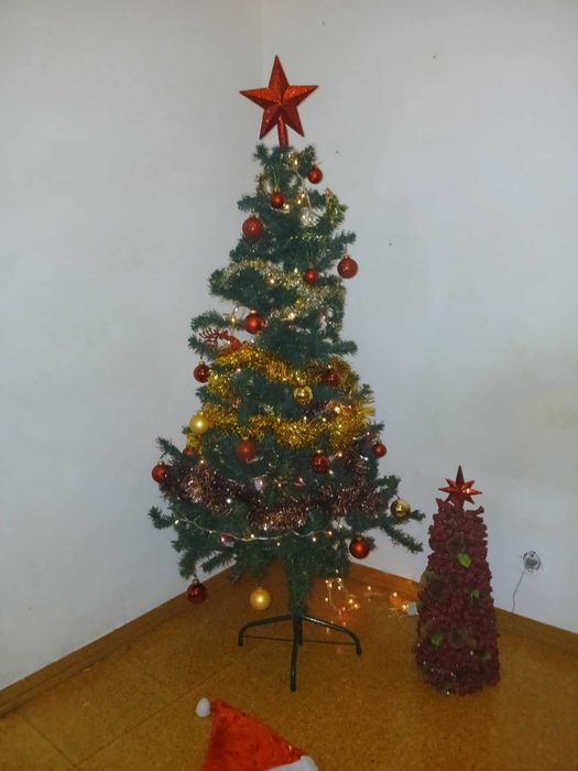 Linda árvore de Natal com 1,50m com todas as decorações