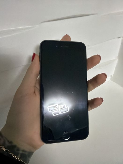 Продам IPhone 8
