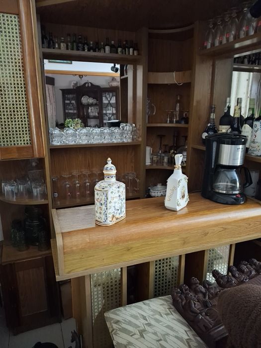 Móvel bar de canto com 2 bancos