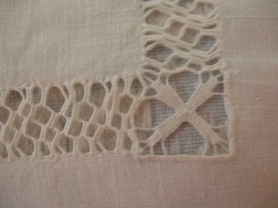 Toalhinha de linho antiga bordado e renda á mão