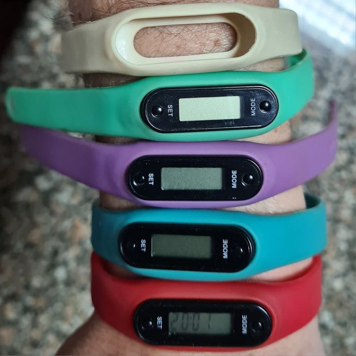 Relogios varias cores (4×) + bracelete [1x]