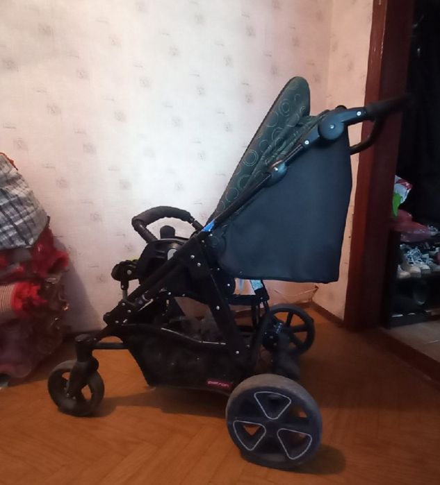 Коляска дитяча зелена