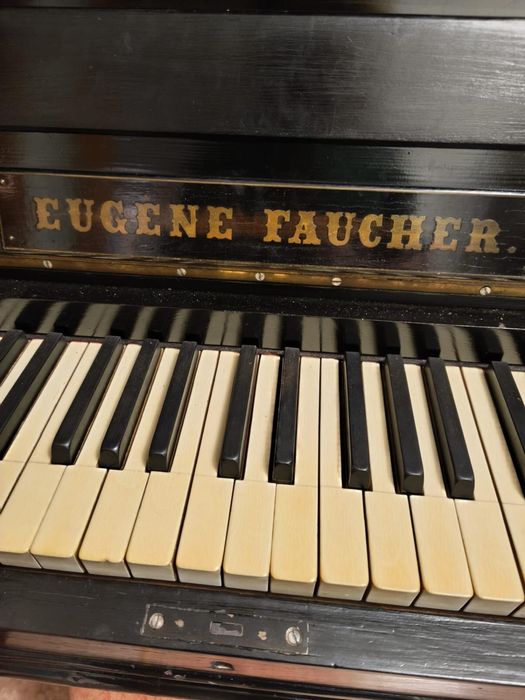 Piano antigo com banco a combinar conjunto.