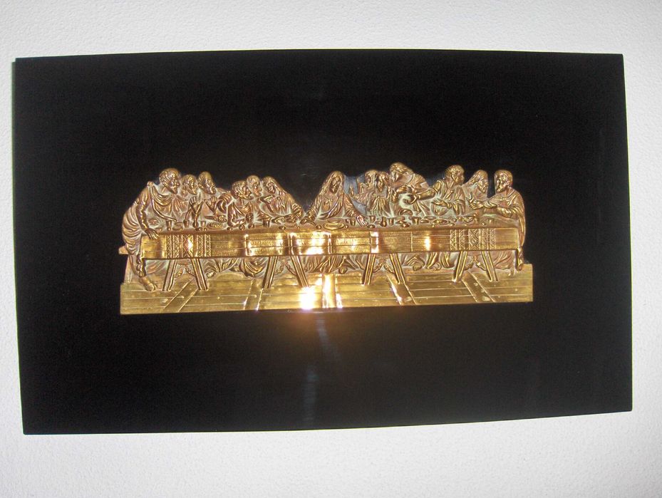 Última ceia de Cristo em cobre fixada em vidro preto