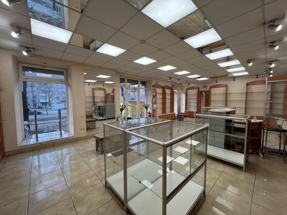 Магазин 62 кв.м на проспекті (ЮТЗ)