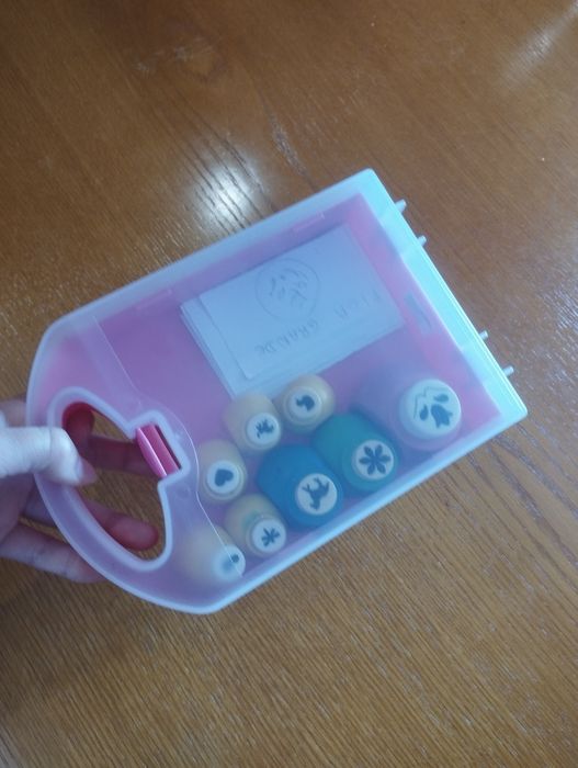 Caixa com furadores em muito bom estado