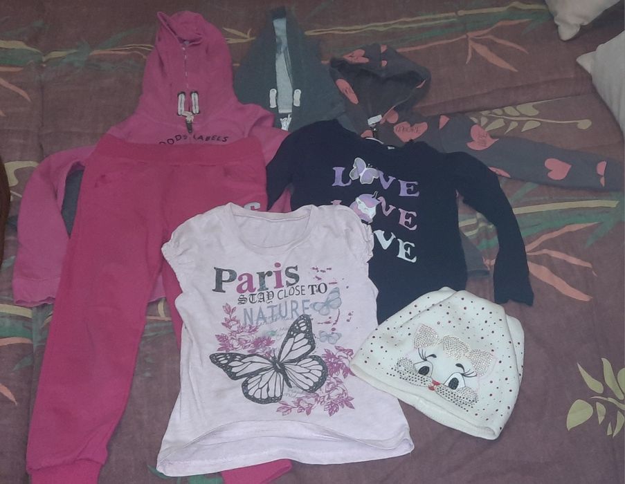 Отдам бесплатно детскую одежду на девочку 4 года примерно