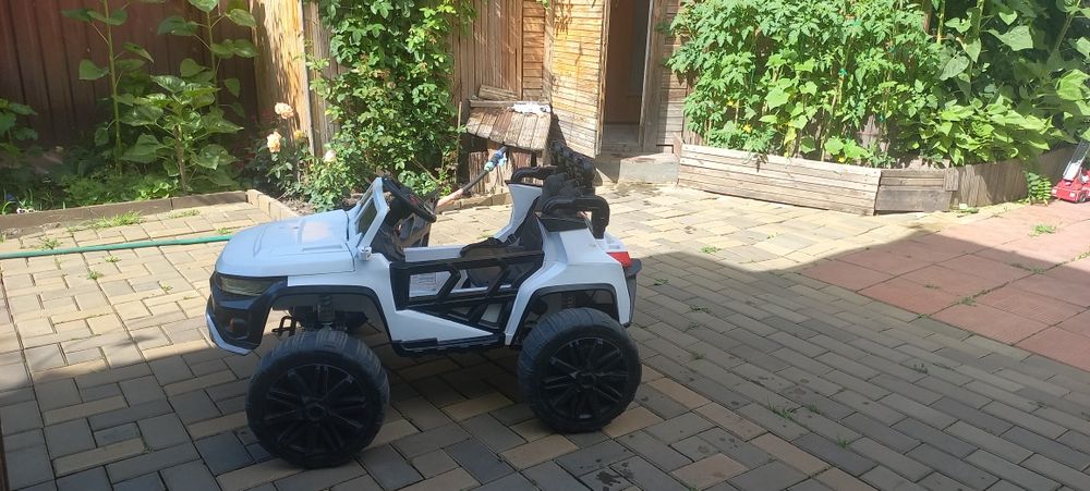 Дитячий електромобіль