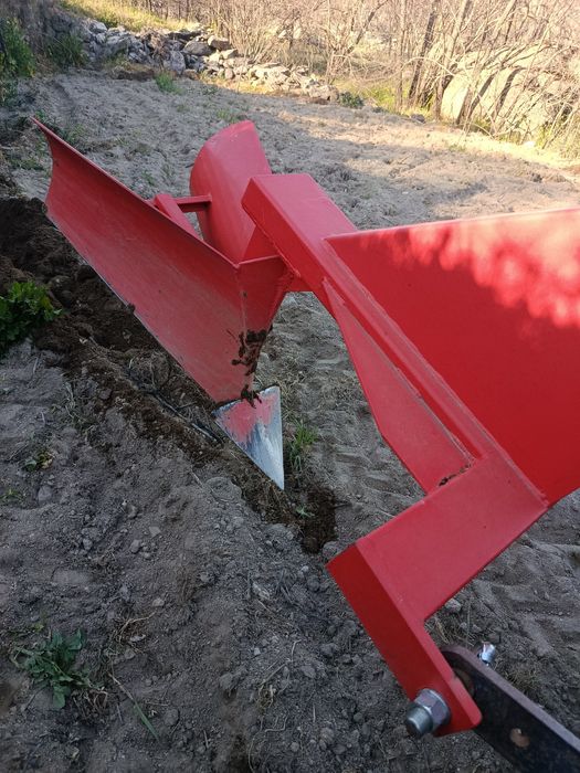 Abre valas para trator