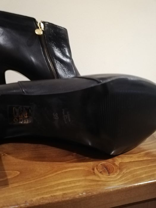 Botins pretos em pele novos.