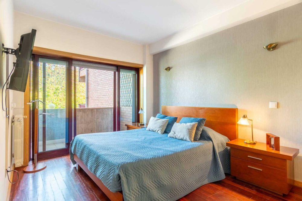 Cama de Casal 1,55x1,95m + 2 Mesinhas | Madeira Maciça de Cerejeira