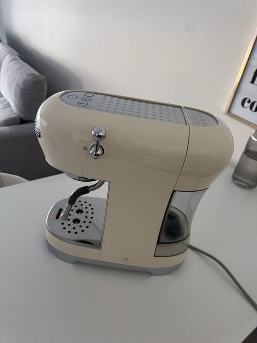 Maquina de Café Expresso Manual SMEG + Moedor de Café De’Longhi