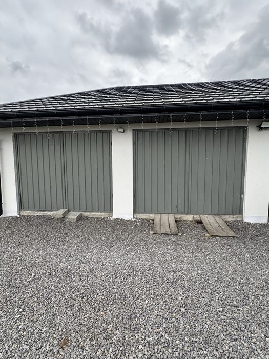 Drzwi garażowe szare