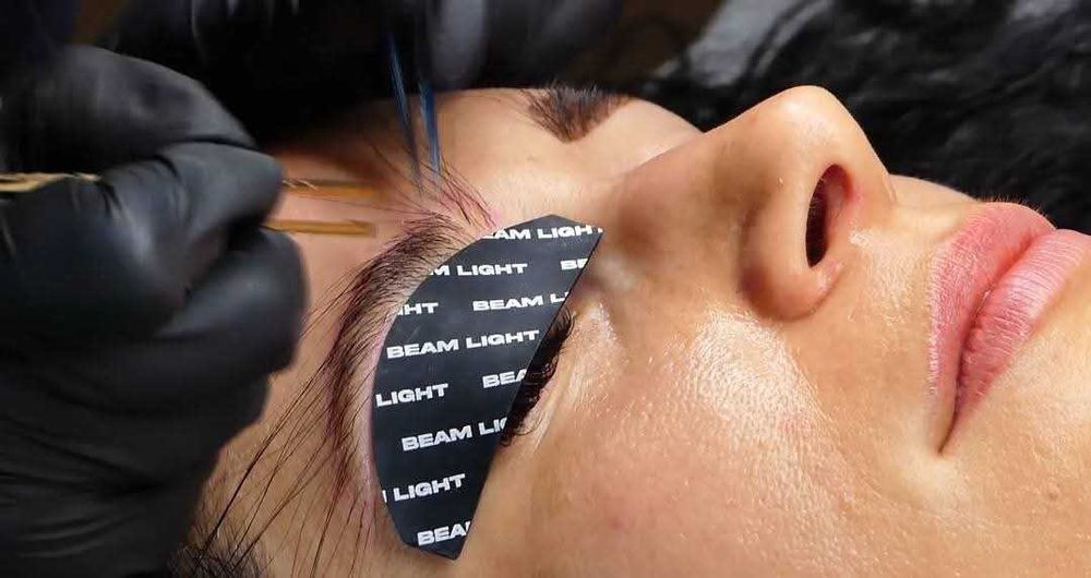 Rekonstrukcja brwi naturalnym włosem metoda Uv