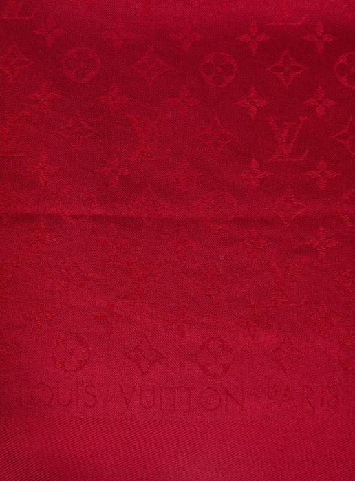 LOUIS VUITTON платок/шарф
Louis Vuitton
Шарф из шелка и шерсти