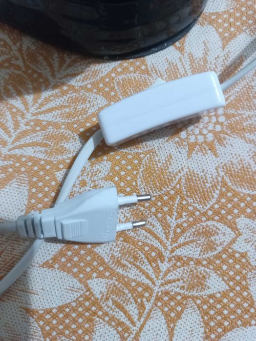 Настільна лампа зі статуеткою