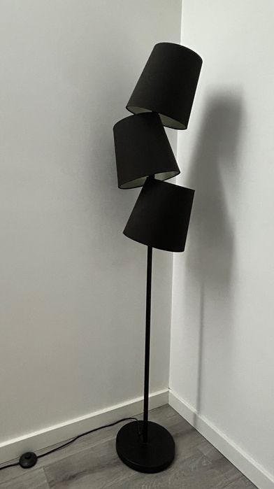 Candeeiro de pé preto