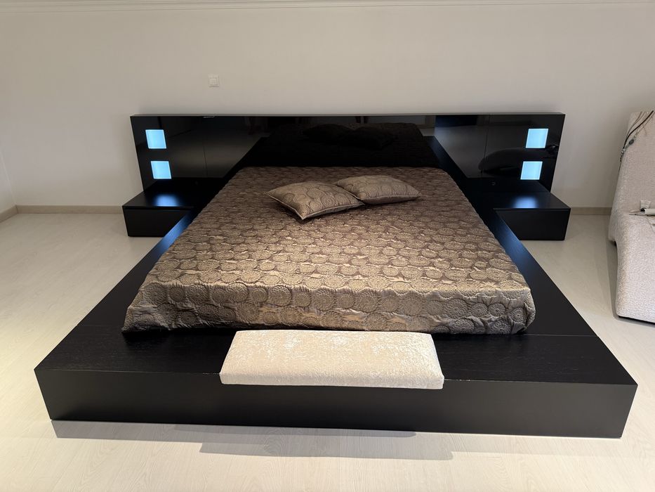 Cama nova, quase nunca usada! Grande e muito bonita